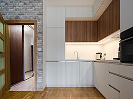 Kuchy�ská linka vyu�ívá prostor a� ke stropu.