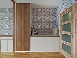 Plocha pro le�ení na nízké komod� poslou�í k relaxu a vzájemné pohodové...