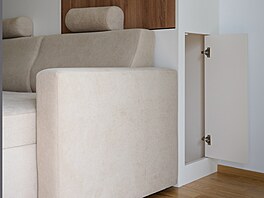 Prostor v nábytku za leno�kou je p�ístupný z boku, aby se vy�ily v�echny...