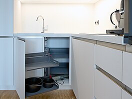 Ka�dé místo kuchyn� je vyu�ito - tomu slou�í i rohový výsuvný mechanismus.