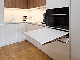 V p�ípad� nutnosti lze zv�t�it pracovní plochu kuchy�ské desky jednodu�e...