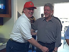 Archivní snímek Donalda Trumpa s Billem Clintonem ze zaátku tisíciletí.