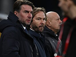 Generální manaer eské reprezentace Pavel Nedvd (uprosted) a Zdenk Grygera,...