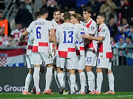Chorvat�tí fotbalisté slaví gól proti Faerským ostrov�m.