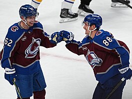 Artturi Lehkonen (vlevo) a Martin Neas oslavují trefu Colorado Avalanche.
