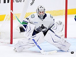 Jií Patera, gólman Vancouveru, upen hledí na letící kotou.