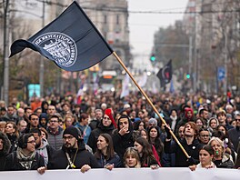 Tisíce lidí ve stedu v Blehrad symbolicky vytvoily lidský tít kolem...