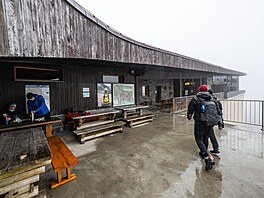 Labská bouda v Krkono�ích si p�ipomíná padesát let od otev�ení. (11. listopadu...