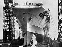 Letadlová lo� HMS Ark Royal p�i spu�t�ní na vodu v lod�nici Cammell Laird...