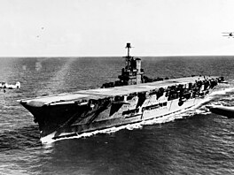 Letadla Fairey-Swordfish p�i vzletu a p�istání na letadlové lodi HMS Ark Royal...