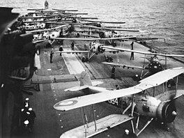Letouny Fairey Swordfish námo�ní letky Rn 821 britského královského námo�nictva...