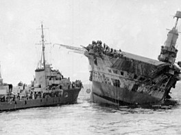 Britská letadlová lo� HMS Ark Royal se za�íná potáp�t poté, co byla zasa�ena...