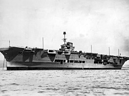 Letadlová lo� HMS Ark Royal byla dlouhá 240 metr� a m�la posádku �ítající 1 580...