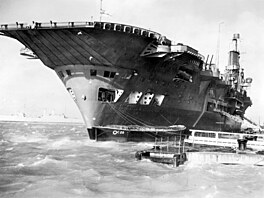 Britská letadlová lo� HMS Ark Royal byla vyzbrojena 80 d�ly a nesla 60 letadel.