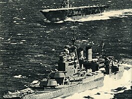 T�i slavní partne�i skupiny Force H � bitevní k�i�ník Renown, Ark Royal a...