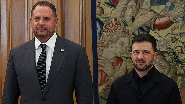 Ukrajinsk� prezident Volodymyr Zelenskyj a ��f jeho prezidentsk� kancel��e Andrij Jermak na n�v�t�v� u �pan�lsk�ho kr�le (18. listopadu 2025)