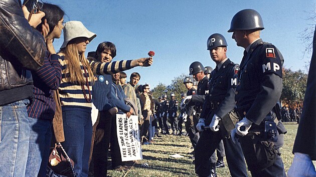 Flower power ve Washingtonu. Protest proti v�lce ve Vietnamu (21. ��jna 1967)