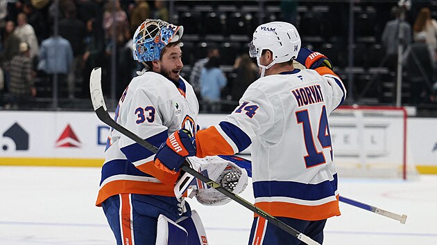 David Rittich (vlevo) a Bo Horvat oslavuj� v�hru NY Islanders nad Utahem.