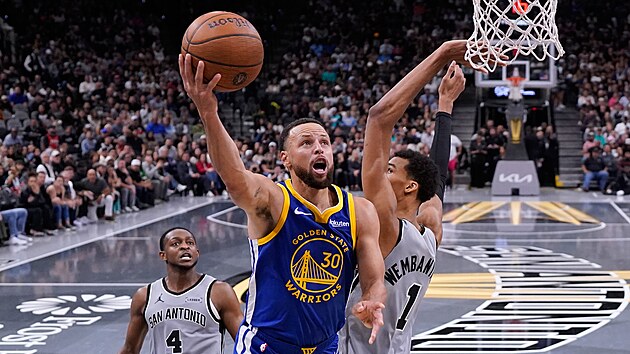 Stephen Curry z Golden State zakonuje v utkání proti San Antoniu.