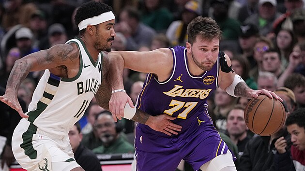 Gary Harris z Milwaukee nahání Luku Donie z Lakers.