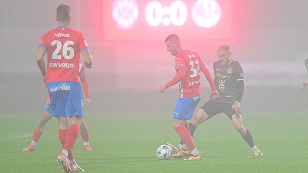 Momentka z utk�n� MOL Cupu mezi Brnem (�erven�) a Hradcem.