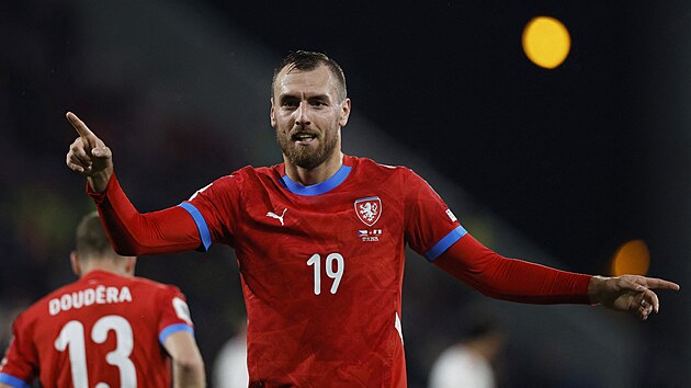 Tom� Chor� se raduje ze sv� branky proti Gibraltaru.