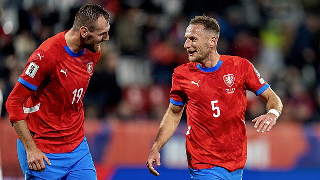 Vladim�r Coufal (vpravo) si u��v� g�l proti Gibraltaru, gratuluje mu Tom� Chor�.