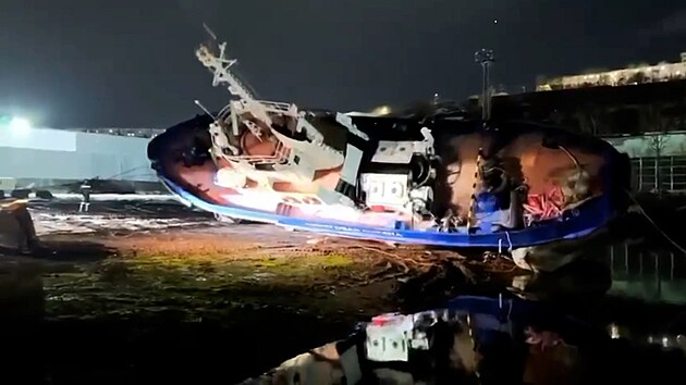 V Rusku se pevrátila lo pobení stráe, ást posádky skonila ve vod