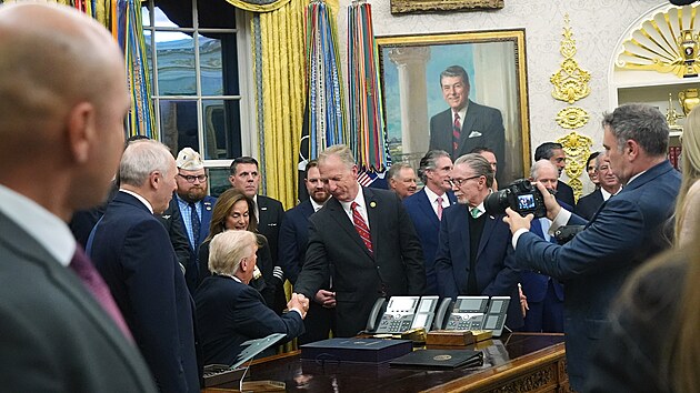 Americk� prezident Donald Trump podepsal n�vrh z�kona, kter� po bezm�la 43 dnech pln� obnovuje financov�n� vl�dn�ch ��ad�. (12. listopadu 2025)