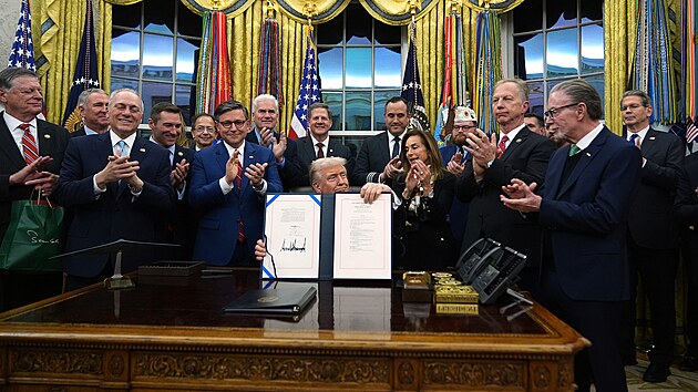 Americk� prezident Donald Trump podepsal n�vrh z�kona, kter� po bezm�la 43 dnech pln� obnovuje financov�n� vl�dn�ch ��ad�. (12. listopadu 2025)