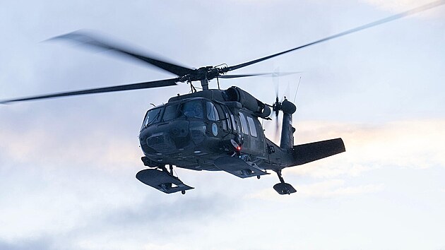 V Kataru se zřítil vojenský vrtulník. Nepřežilo šest lidí, po sedmém se pátrá