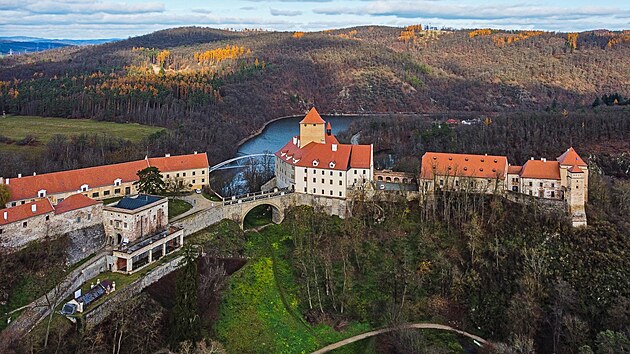 Na hrad� Veve�� byla zah�jena obnova Ji�n� br�ny s nov�m n�v�t�vnick�m centrem a sklen�kov� terasy s oran�eri� (na sn�mku vlevo dole). Jedn� se o projekty za t�m�� 120 milion� korun. Na sn�mku br�na s oran�eri�. (18. listopadu 2025)