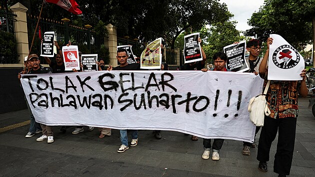 B�val� indon�sk� dikt�tor Suharto byl prohl�en za n�rodn�ho hrdinu, v Jakart� proti tomu protestovali. (10. listopadu 2025)