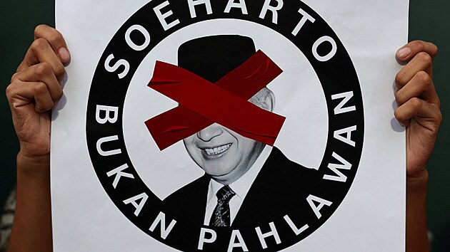 B�val� indon�sk� dikt�tor Suharto byl prohl�en za n�rodn�ho hrdinu, v Jakart� proti tomu protestovali. (10. listopadu 2025)