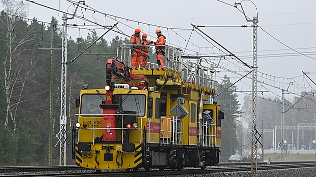 �elezni�n� tra� mezi Var�avou a Lublinem se stala ter�em sabot�e. (17. listopadu 2025)