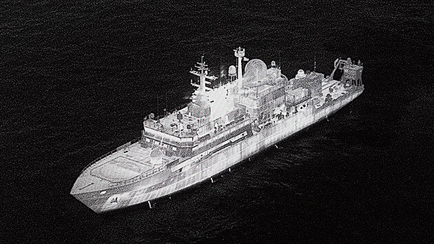 Rusk� �pion�n� plavidlo Jantar u britsk�ch b�eh� (19. listopadu 2025)