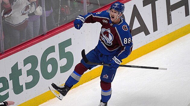 Martin Neas z Colorado Avalanche oslavuje gól proti Anaheim Ducks.