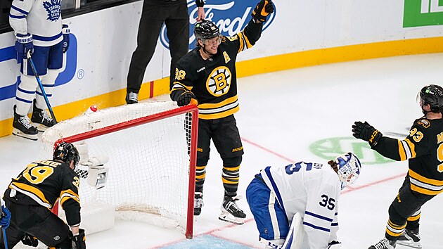 David Pastrák z Boston Bruins slaví svj 400. gól v NHL.