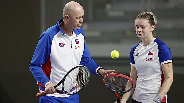 Kapitán Petr Pála mluví na tréninku s Lucií Havlíkovou.