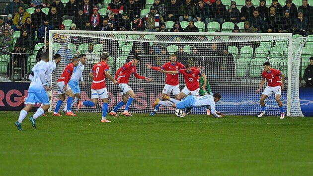 Kapit�n Tom� Sou�ek zastavuje �tok San Marina v p��pravn�m z�pase.