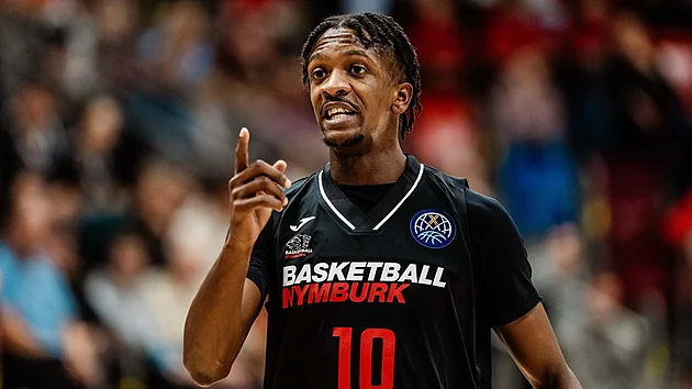 Sir�Jabari RIce z Nymburku b�hem utkání s Albou Berlín v Lize mistr�.