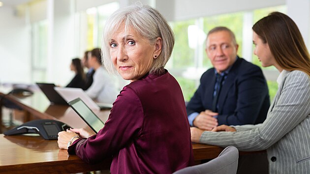 Do penze sice mají ještě 10 až 15 let, možná i déle. Nedá se ovšem o nich říct, že by byli staří. Přesto kolem jejich zaměstnávání panuje mnoho mýtů. Jaké jsou tedy jejich vyhlídky na trhu práce? Podle HR odborníků nemusí být špatné, mnohé předsudky o padesátnících totiž podle nich neplatí. 