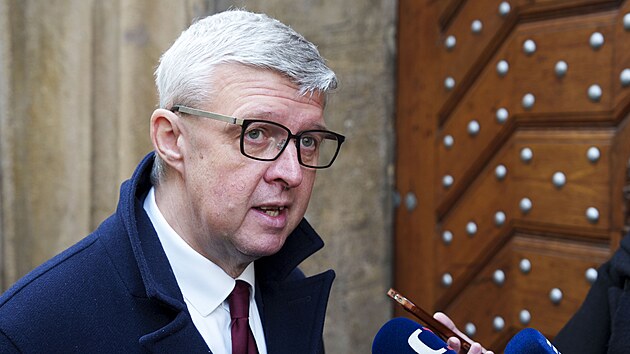 Karel Havl��ek (ANO) odpov�d� novin���m p�ed dal��m kolem koali�n�ho vyjedn�v�n� mezi z�stupci stran ANO, SPD a Motorist� o st�tn�m rozpo�tu. (11. listopadu 2025)