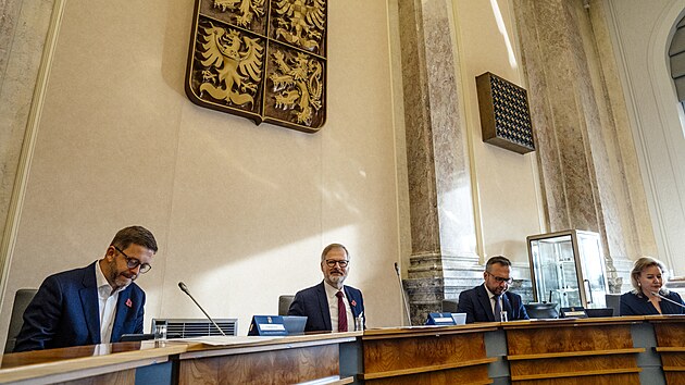 Vl�da v demisi se sejde na sch�zi, kde minist�i rozhodnou, zda znovu p�edlo�� Sn�movn� n�vrh st�tn�ho rozpo�tu na rok 2026, jak po�aduje vznikaj�c� koalice ANO, SPD a Motorist�. (12. listopadu 2025)