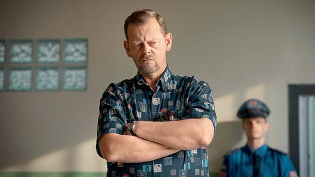 Martin Str�nsk� v seri�lu Devades�tky hraje ��fa st�edo�esk� policie, kde tehdy Hofmanov� p�sobila.