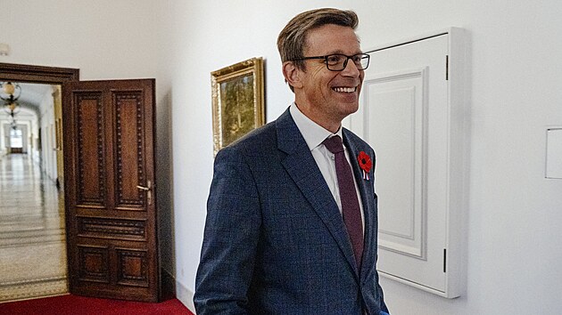 Ministr dopravy Martin Kupka p�ich�z� na sch�zi vl�dy v demisi, kde minist�i rozhodnou, zda znovu p�edlo�� Sn�movn� n�vrh st�tn�ho rozpo�tu na rok 2026, jak po�aduje vznikaj�c� koalice ANO, SPD a Motorist�. (12. listopadu 2025)