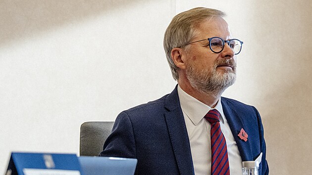 Premi�r Petr Fiala na sch�zi vl�dy v demisi, kde minist�i rozhodnou, zda znovu p�edlo�� Sn�movn� n�vrh st�tn�ho rozpo�tu na rok 2026, jak po�aduje vznikaj�c� koalice ANO, SPD a Motorist�. (12. listopadu 2025)