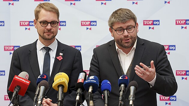 Tiskov� konference poslaneck�ho klubu TOP 09. Na sn�mku (zleva) p�edseda TOP 09 Mat�j Ond�ej Havel a Jan Jakob. (11. listopadu 2025)