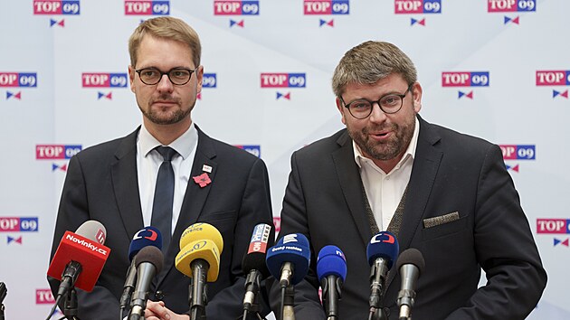 Tiskov� konference poslaneck�ho klubu TOP 09. Na sn�mku (zleva) p�edseda TOP 09 Mat�j Ond�ej Havel a Jan Jakob. (11. listopadu 2025)