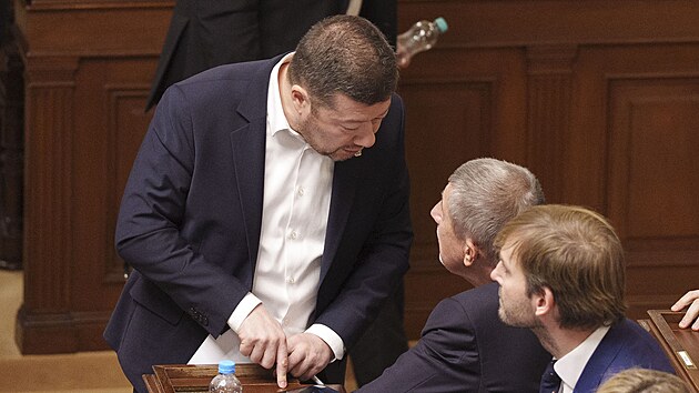 P�edseda Sn�movny Tomio Okamura (SPD) v rozhovoru s Andrejem Babi�em (ANO) ve Sn�movn�. (14. listopadu 2025)